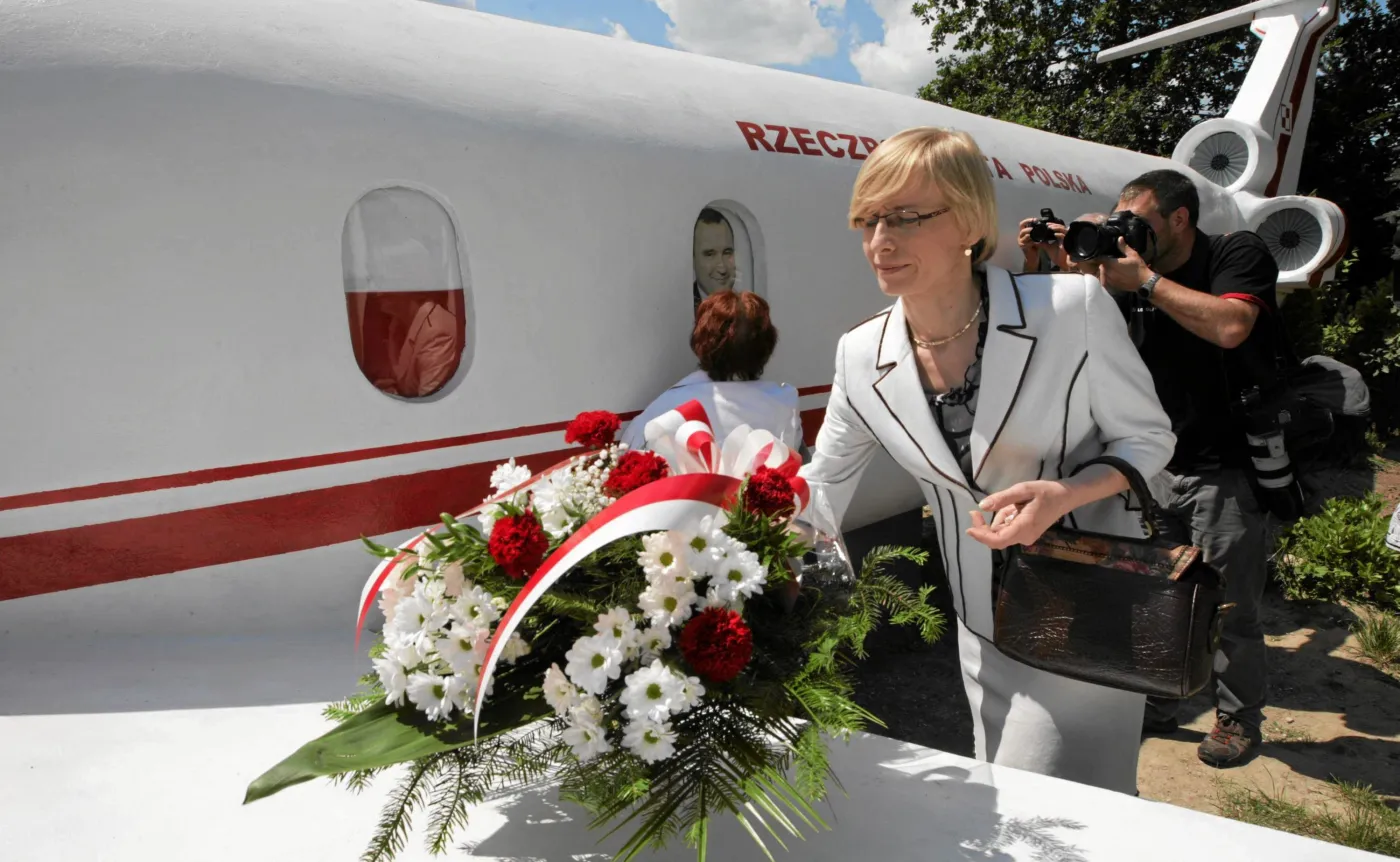 Beata Gosiewska składa kwiaty na pomniku upamiętniającym ofiary katastrofy smoleńskiej