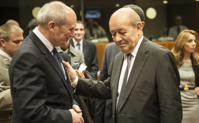 Szef francuskiego MON krytykuje Polskę w sprawie Mistrali i Caracali: Jesteśmy naprawdę oburzeni