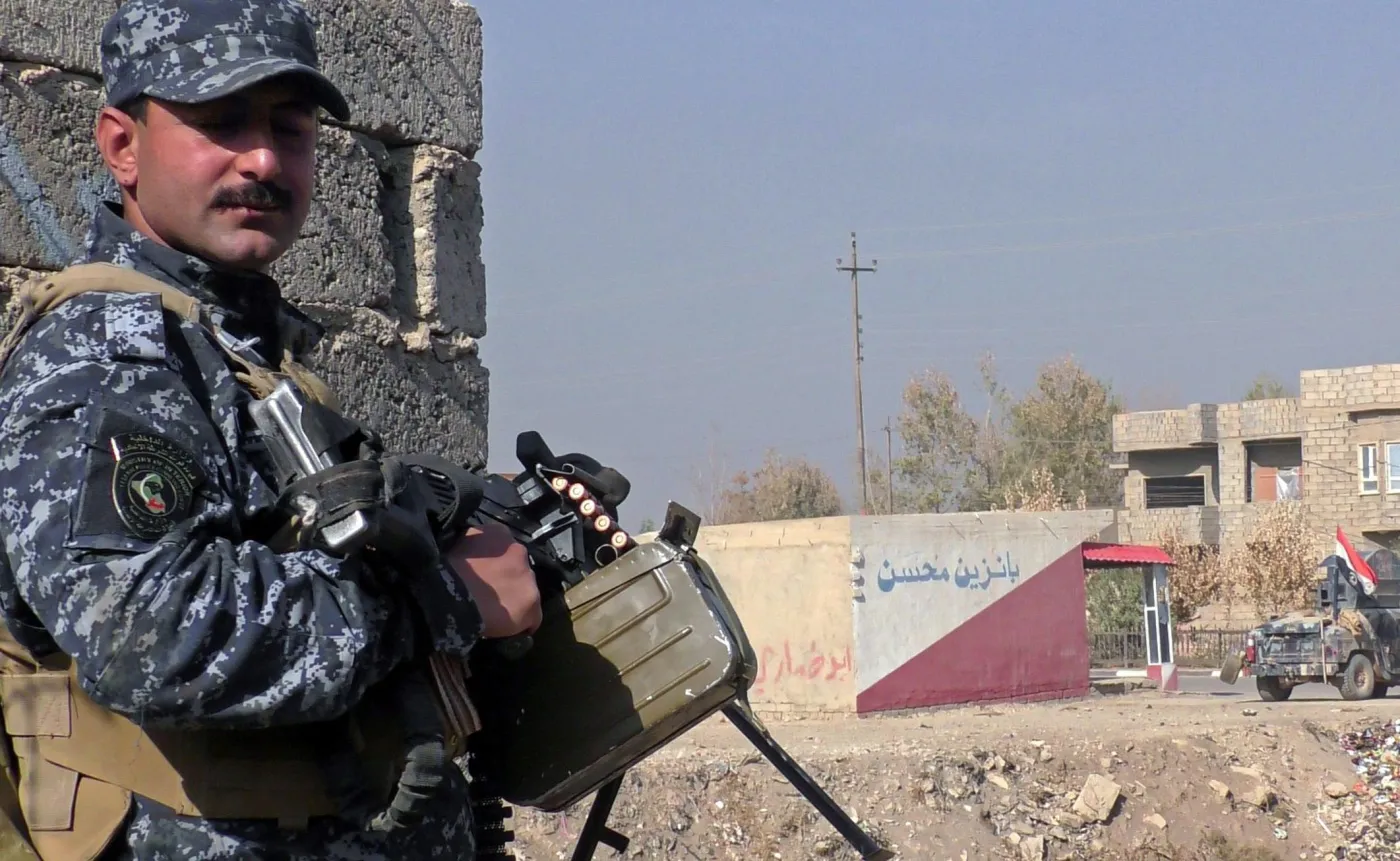 Iracki policjant na patrolu