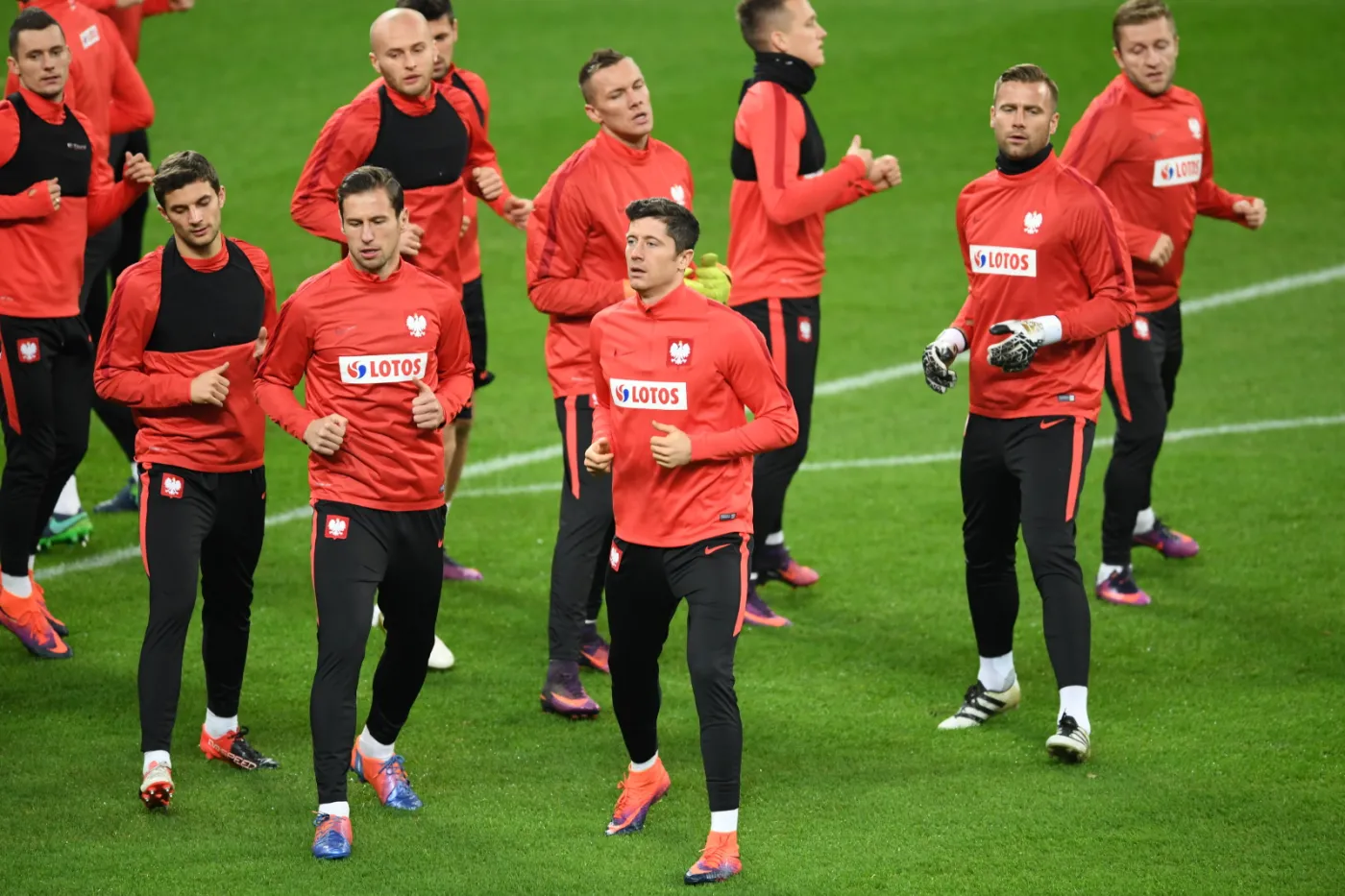 Krzysztof Mączyński, Bartosz Bereszyński, Grzegorz Krychowiak, Robert Lewandowski i Artur Boruc podczas treningu drużyny w Bukareszcie