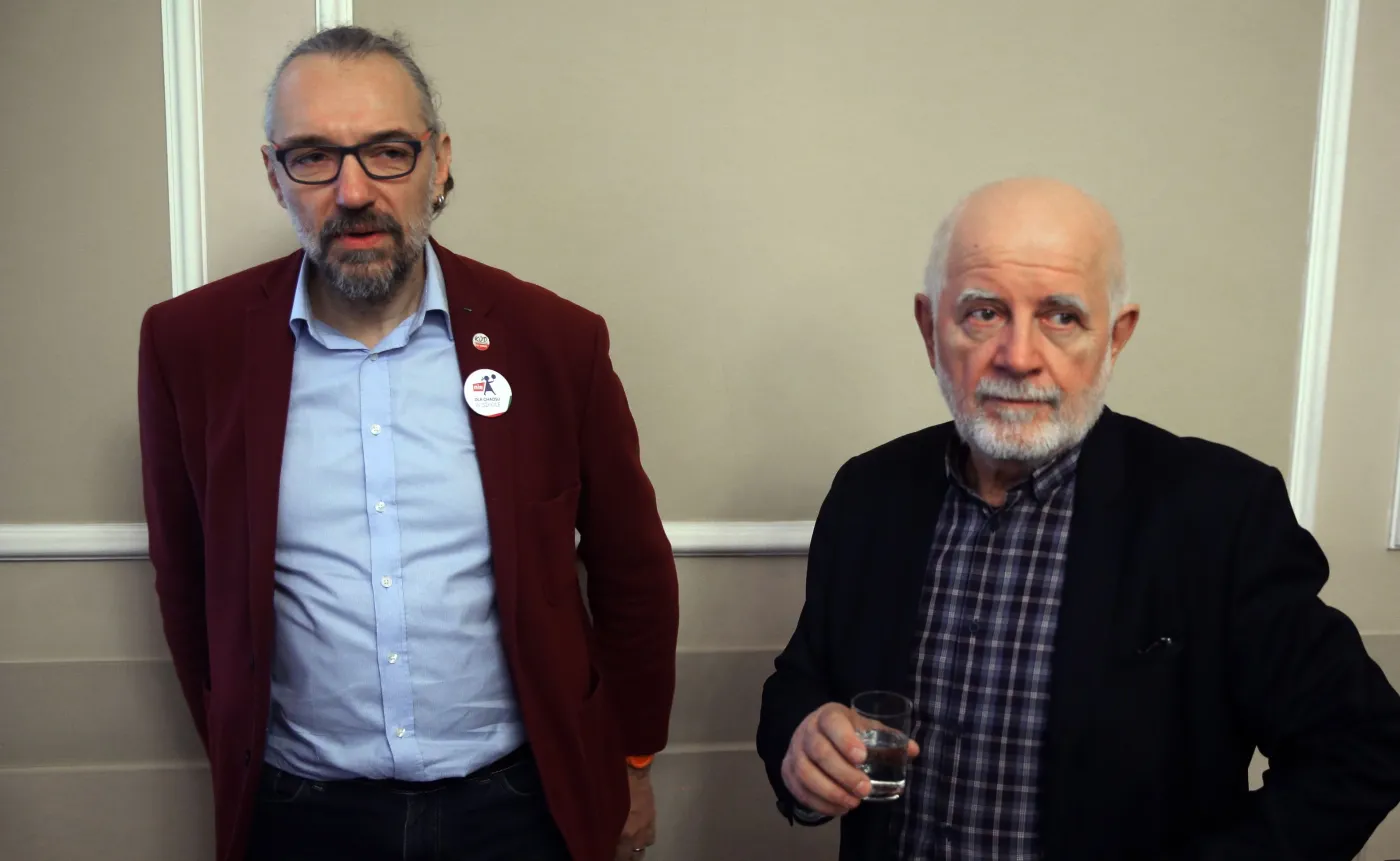 Lider KOD Mateusz Kijowski (L) i Włodzimierz Magdziarz (P) z Partii Demokratycznej podczas debaty pod nazwą: Nie dla "dobrej zmiany" w szkole