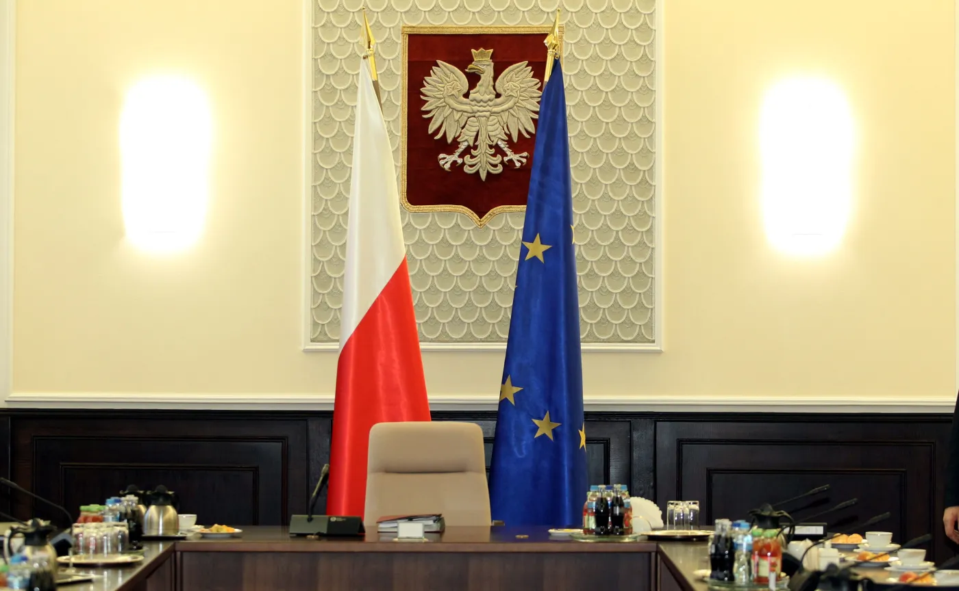 Sala obrad rządu, pusty fotel premiera