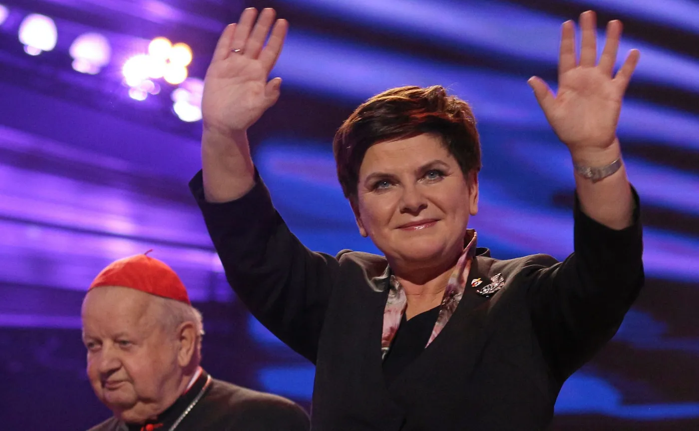 Premier Beata Szydło (P) oraz metropolita krakowski, kardynał Stanisław Dziwisz (L) przemawiają po koncercie "ŚDM Jesteśmy razem - Bóg liczy na Ciebie" 13 listopada w Krakowie