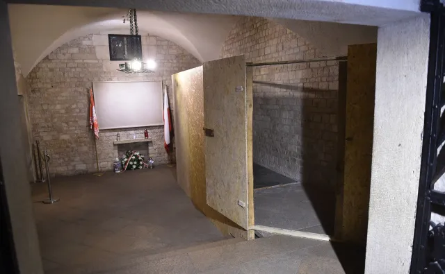 Prace "na trzecią zmianę" nad nowym sarkofagiem pary prezydenckiej. "To bardzo skomplikowane"