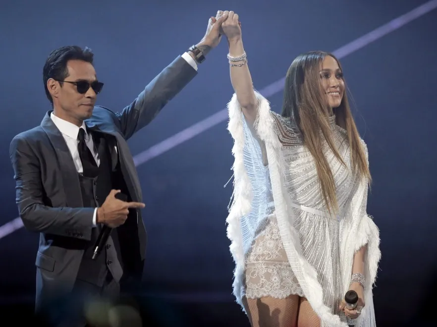 Mocno rozebrana Jennifer Lopez całuje na scenie byłego męża! FOTO