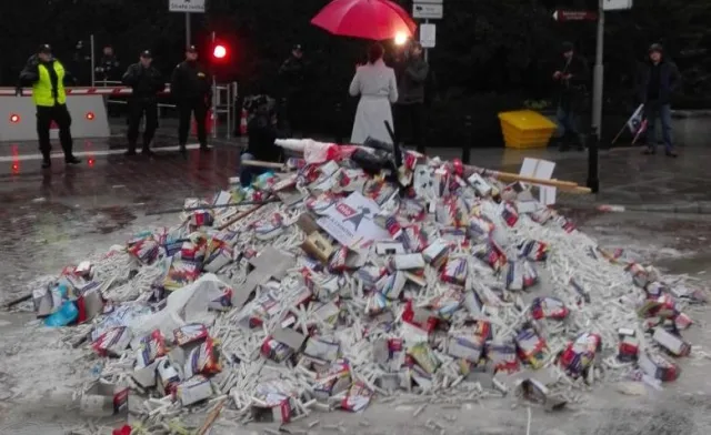 Nauczyciele znieważyli polską flagę na proteście? Jest oświadczenie ZNP