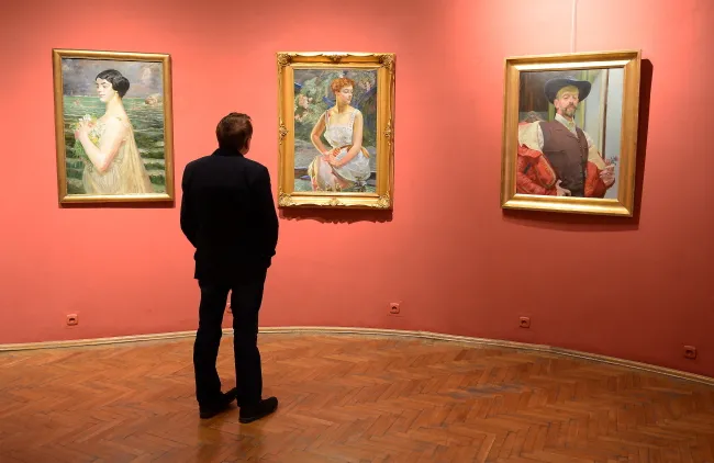 Obrazy: "Kobieta na tle morza" (L), "Preludium" (C) oraz "Autoportret z kwiatem ostu" (P) zaprezentowane w Muzeum im. Jacka Malczewskiego w Radomiu