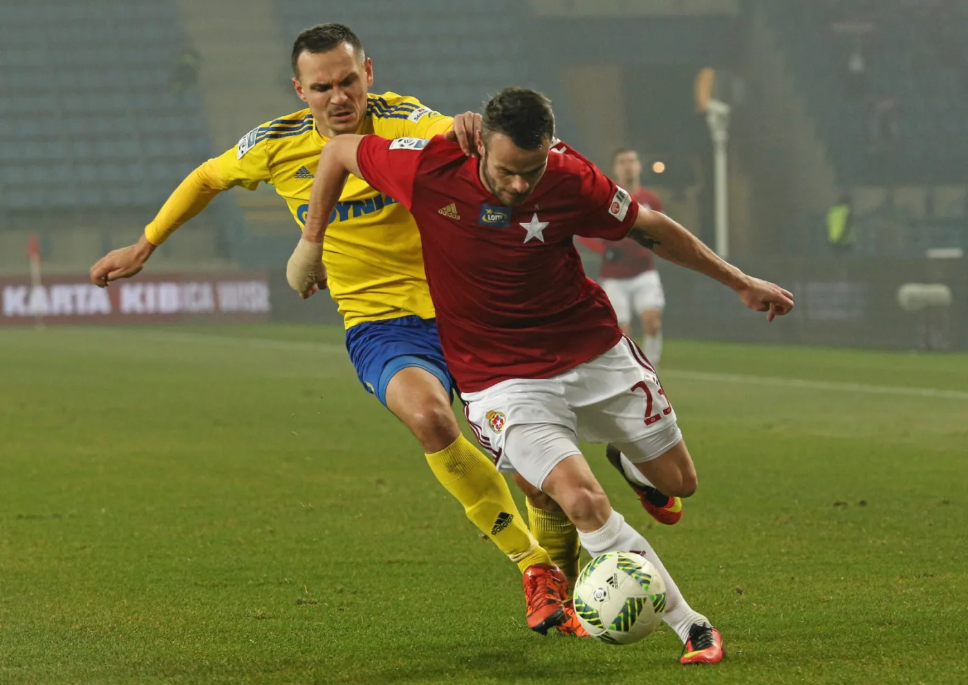 Zawodnik Wisły Kraków Paweł Brożek (P) i Dawid Sołdecki (L) z Arki Gdynia