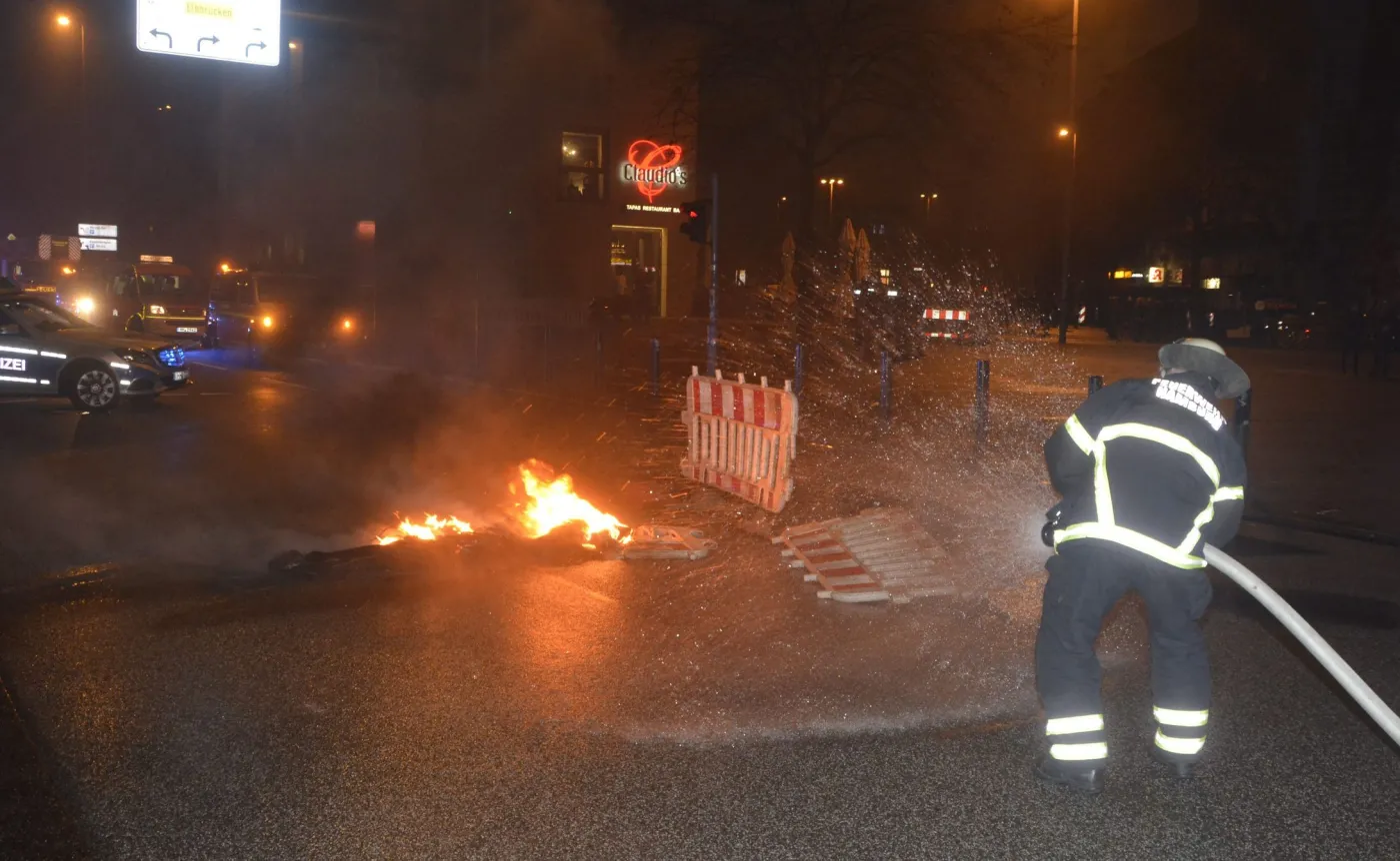 Strażacy gaszą pożar po ataku na targi w Hamburgu