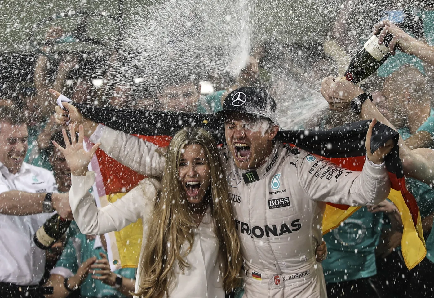 9650424-nico-rosberg-cieszy-sie-razem.jpg