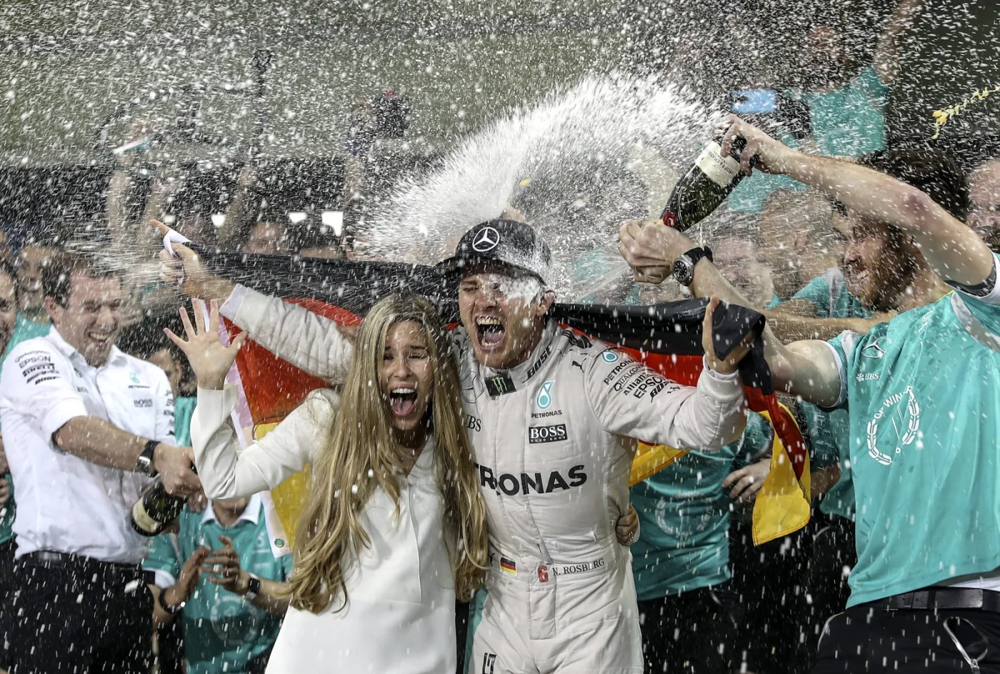 9650523-nico-rosberg-cieszy-sie-razem.jpg