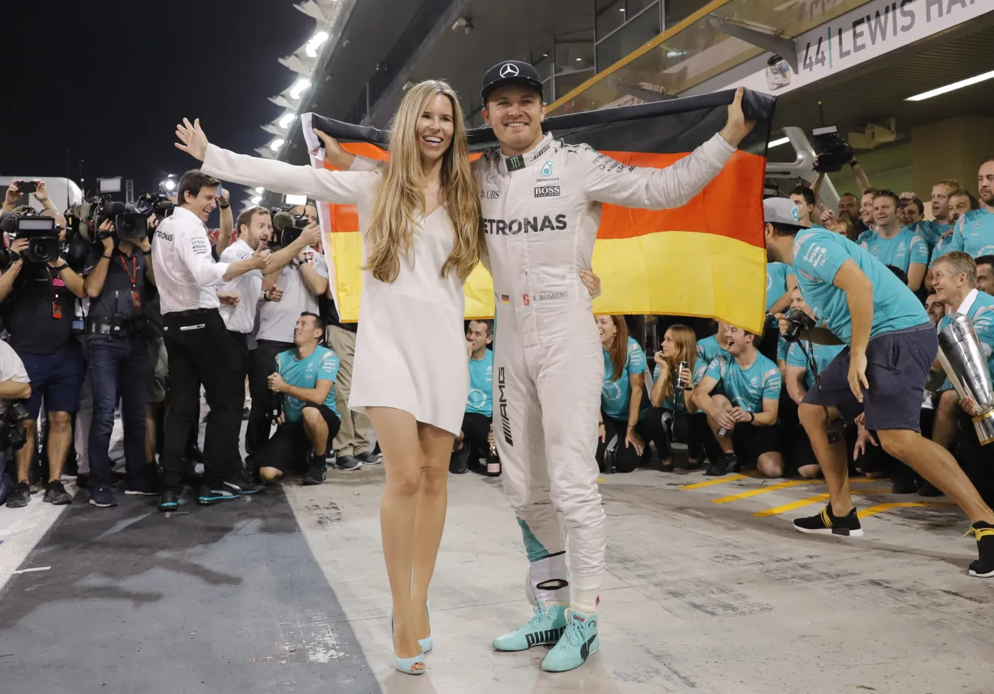 9650392-nico-rosberg-cieszy-sie-razem.jpg