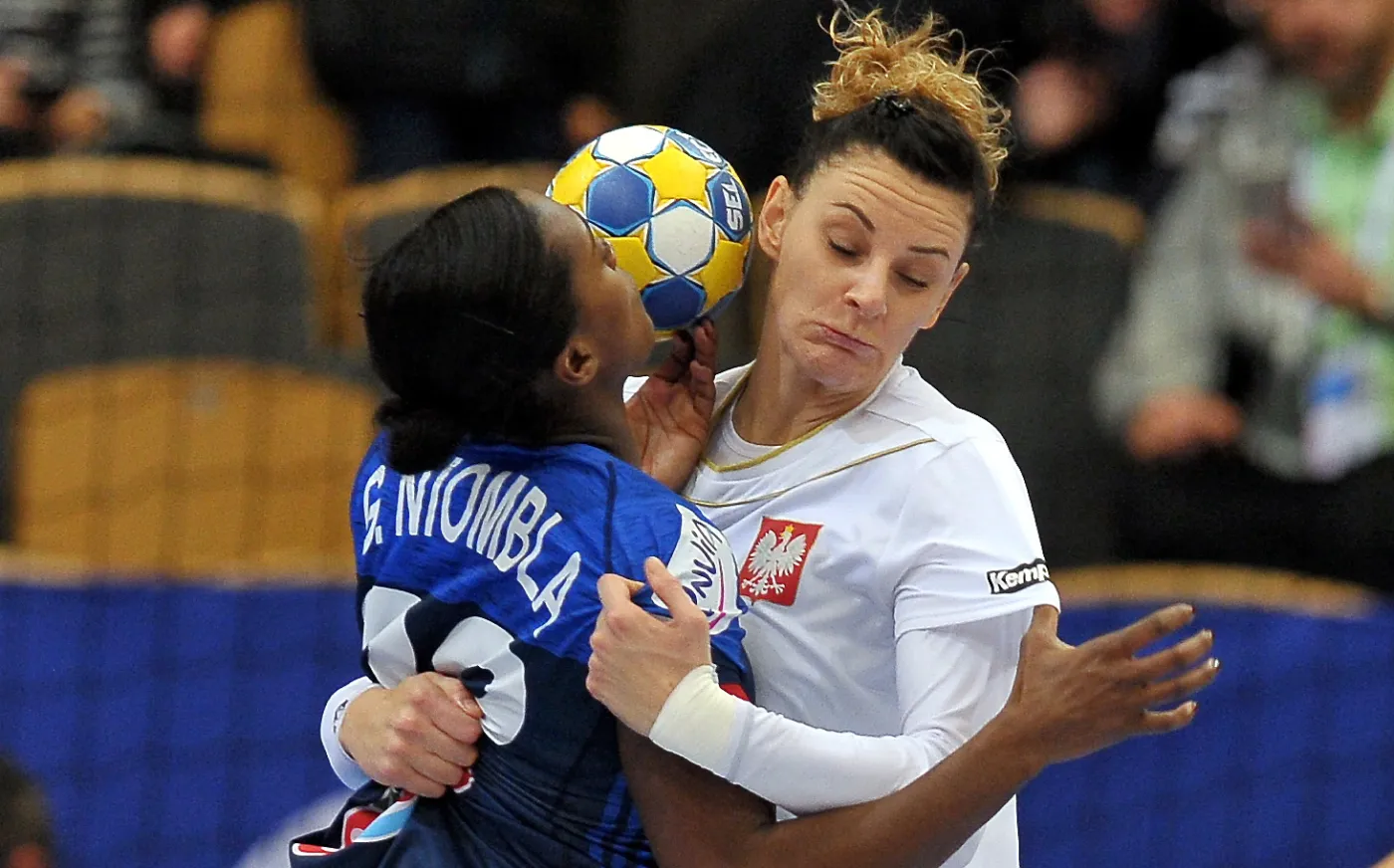 Polka Marta Gęga (P) i Gnonsine Niombla (L) z Francji