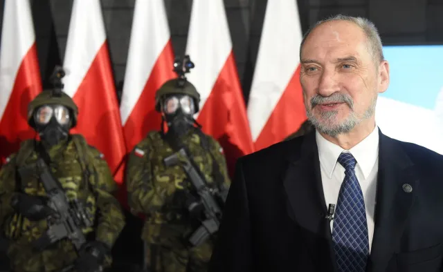 Żołnierze w maskach przeciwgazowych za plecami Macierewicza. Pokaz obrony terytorialnej i komandosów [ZDJĘCIA]