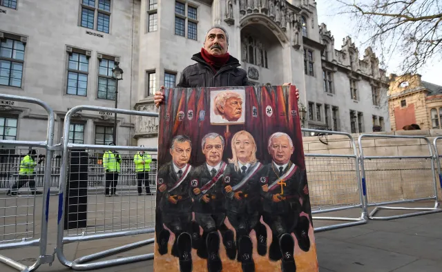 Bulwersujący plakat przeciwnika Brexitu. Kaczyński, Orban i Farage w nazistowskich mundurach