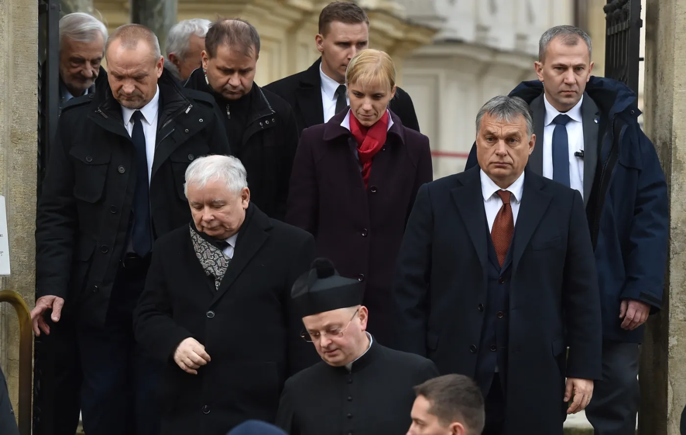 9690316-orban-i-kaczynski-wychodza-z.jpg
