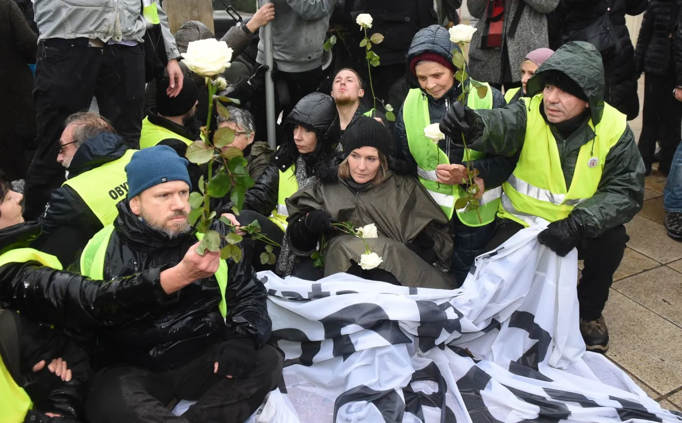 Obywatele RP próbują blokować miejsce, gdzie organizowana jest miesięcznica smoleńska