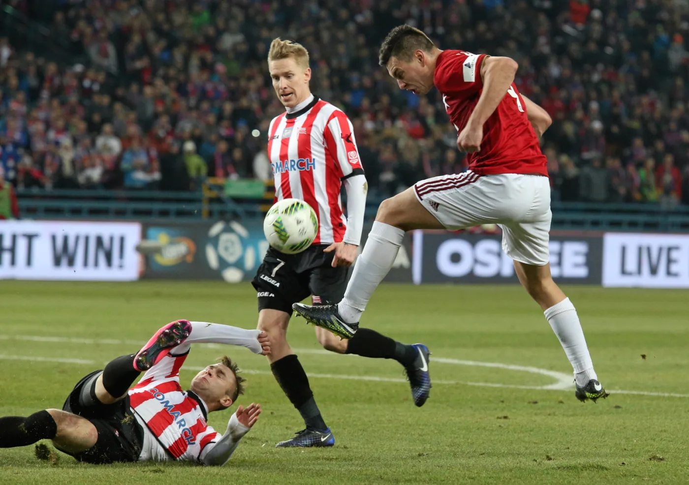 Zawodnik Wisły Kraków Maciej Sadlok (P) oraz Marcin Budziński (L) i Jakub Wójcicki (C) z Cracovii