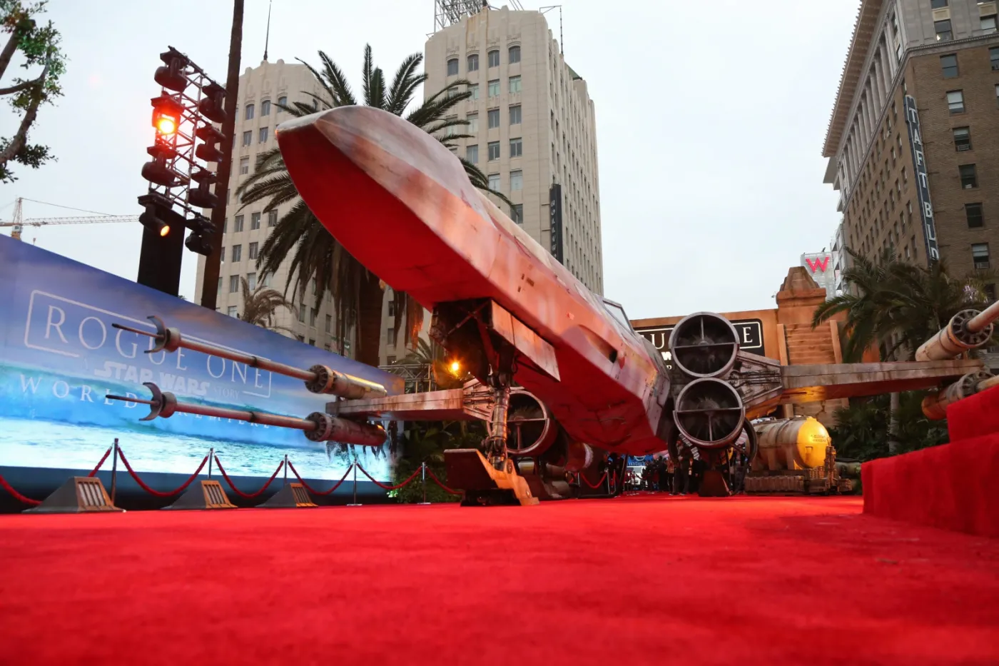 Oto X-WingFither, który witał gości na premierze w Hollywood