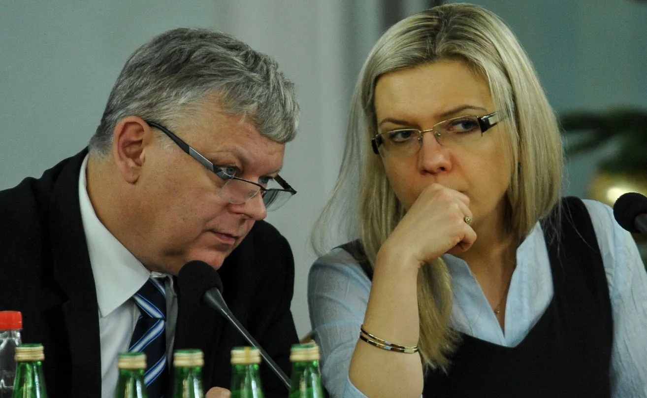 Członkowie komisji, poseł PiS Marek Suski (L) i przewodnicząca posłanka PiS Małgorzata Wassermann