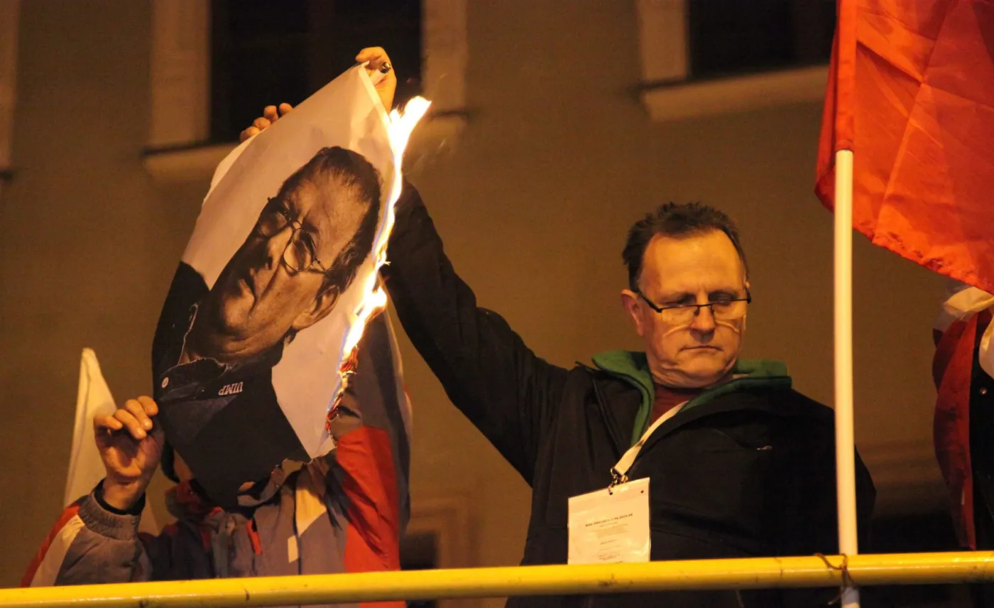 Marsz narodowców we Wrocławiu. Spalili zdjęcia Michnika, Wałęsy i Baumana