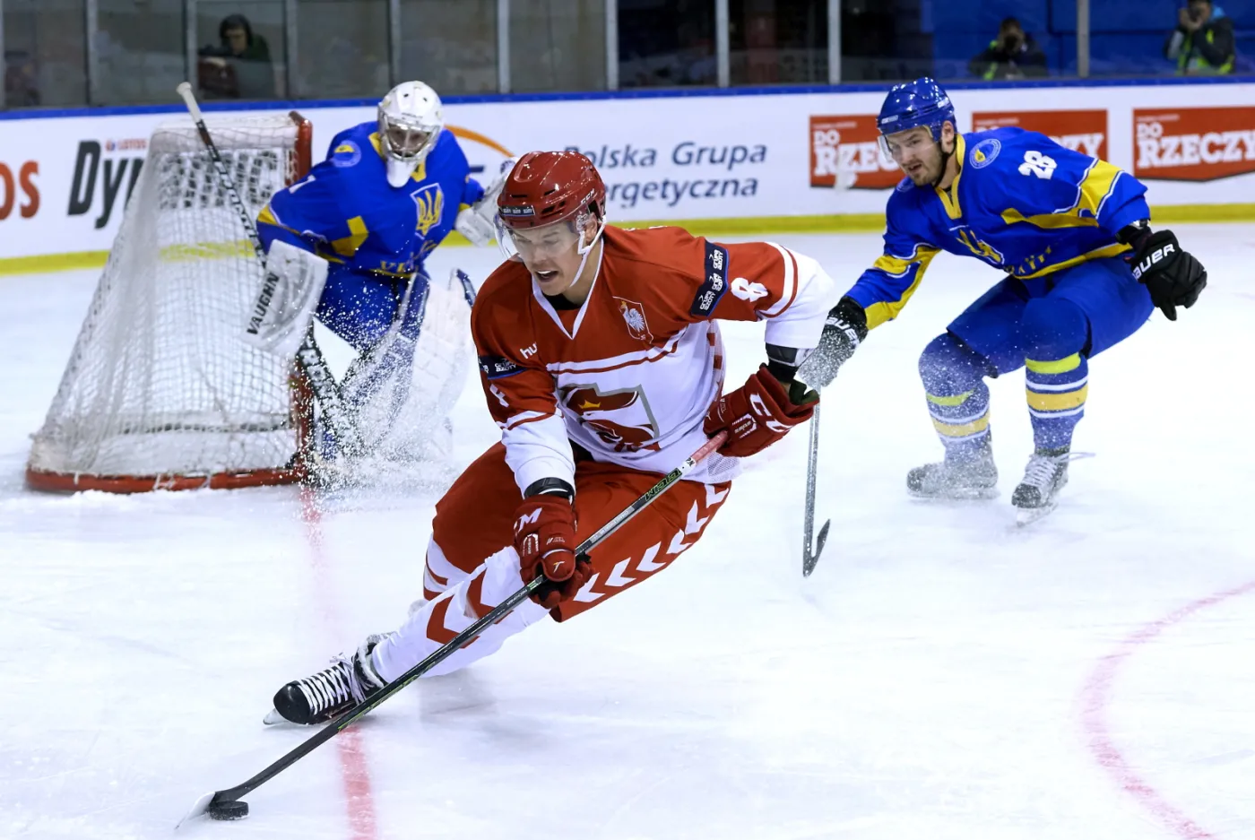 Polak Aron Chmielewski (C) oraz Denys Ptrukhno (P) i bramkarz Andriy Bekhlibnyi (L) z Ukrainy