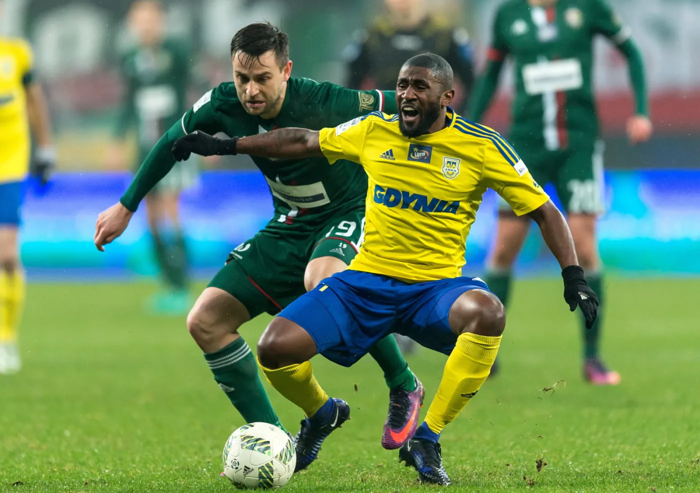 Zawodnik Śląska Wrocław Kamil Biliński (L) i Yannick Kakoko (P) z Arki Gdynia