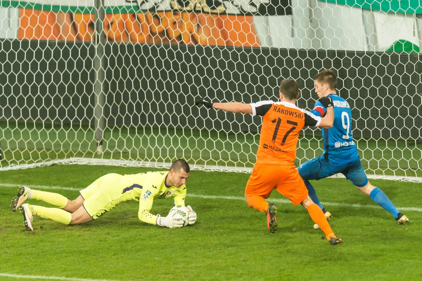 Zawodnik KGHM Zagłębia Lubin Adrian Rakowski (C) oraz Radosław Murawski (P) i bramkarz Piasta Gliwice Dobrivoj Rusov (L)