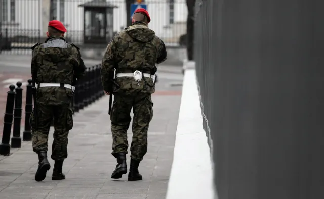 Wojsko wyszło na ulice. Żołnierze i policjanci na wspólnych patrolach. Błaszczak: Prosiłem o to premier Szydło