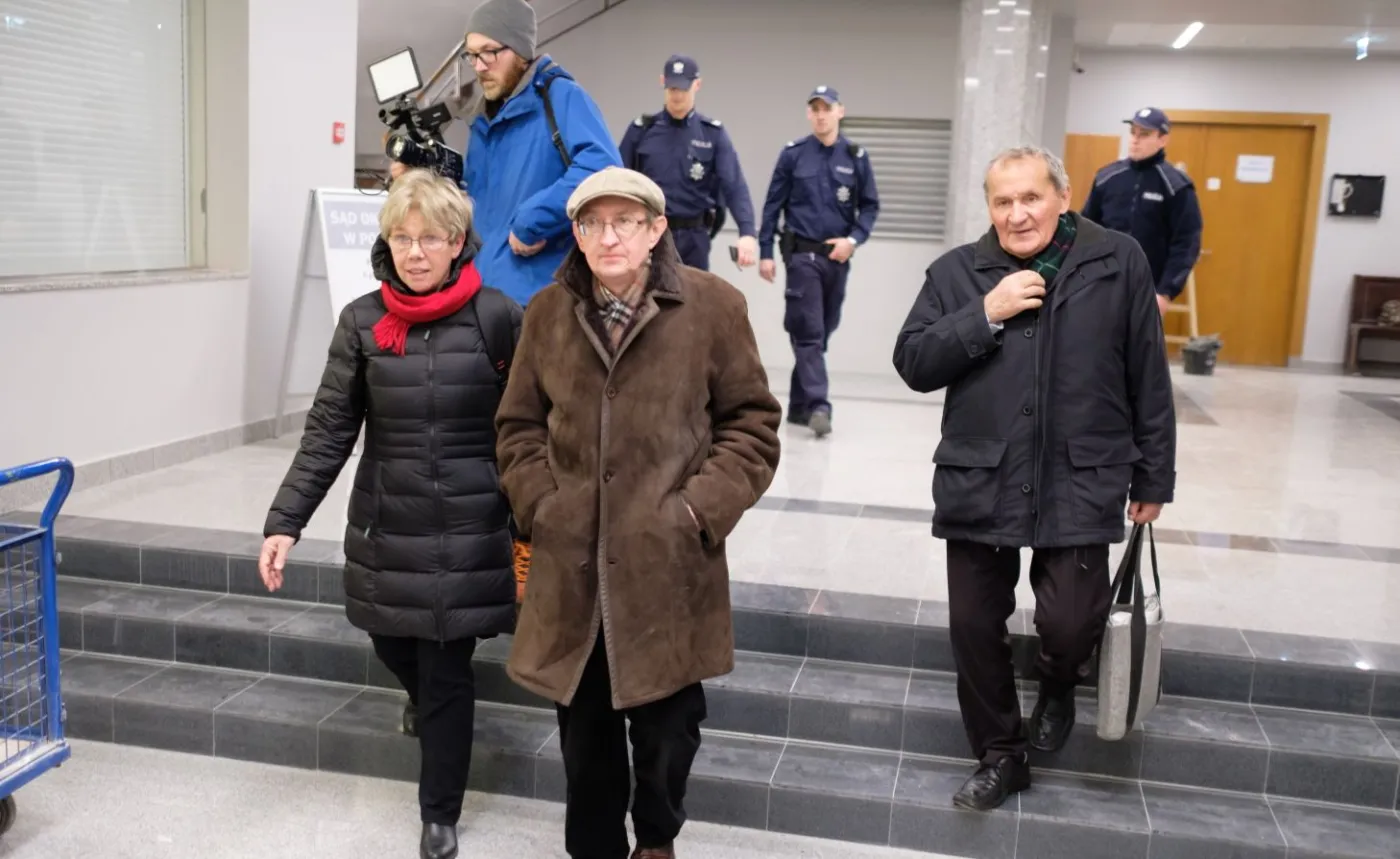 Były senator Józef Pinior (C), henryk Wujec (P) i Danuta Kuroń (L) w poznańskim sądzie okręgowym