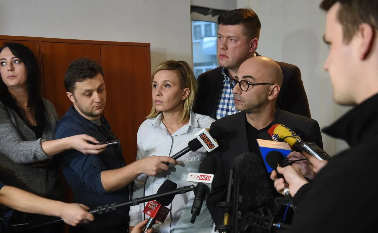 Magdalena Filiks (4L), Jarosław Marciniak (tył) oraz Radomir Szumełda (2P) z zarządu głównego Komitetu Obrony Demokracji
