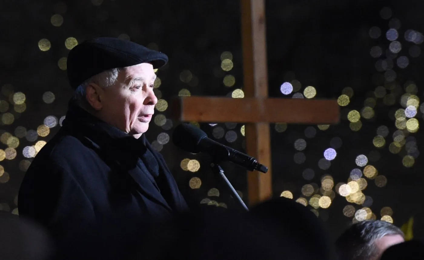 Prezes PiS Jarosław Kaczyński przemawia przed Pałacem Prezydenckim