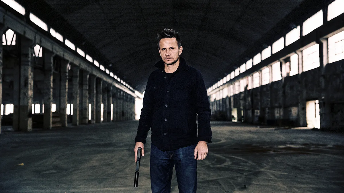 Bartłomiej Topa jako komisarz Warski w filmie "Sługi Boże"