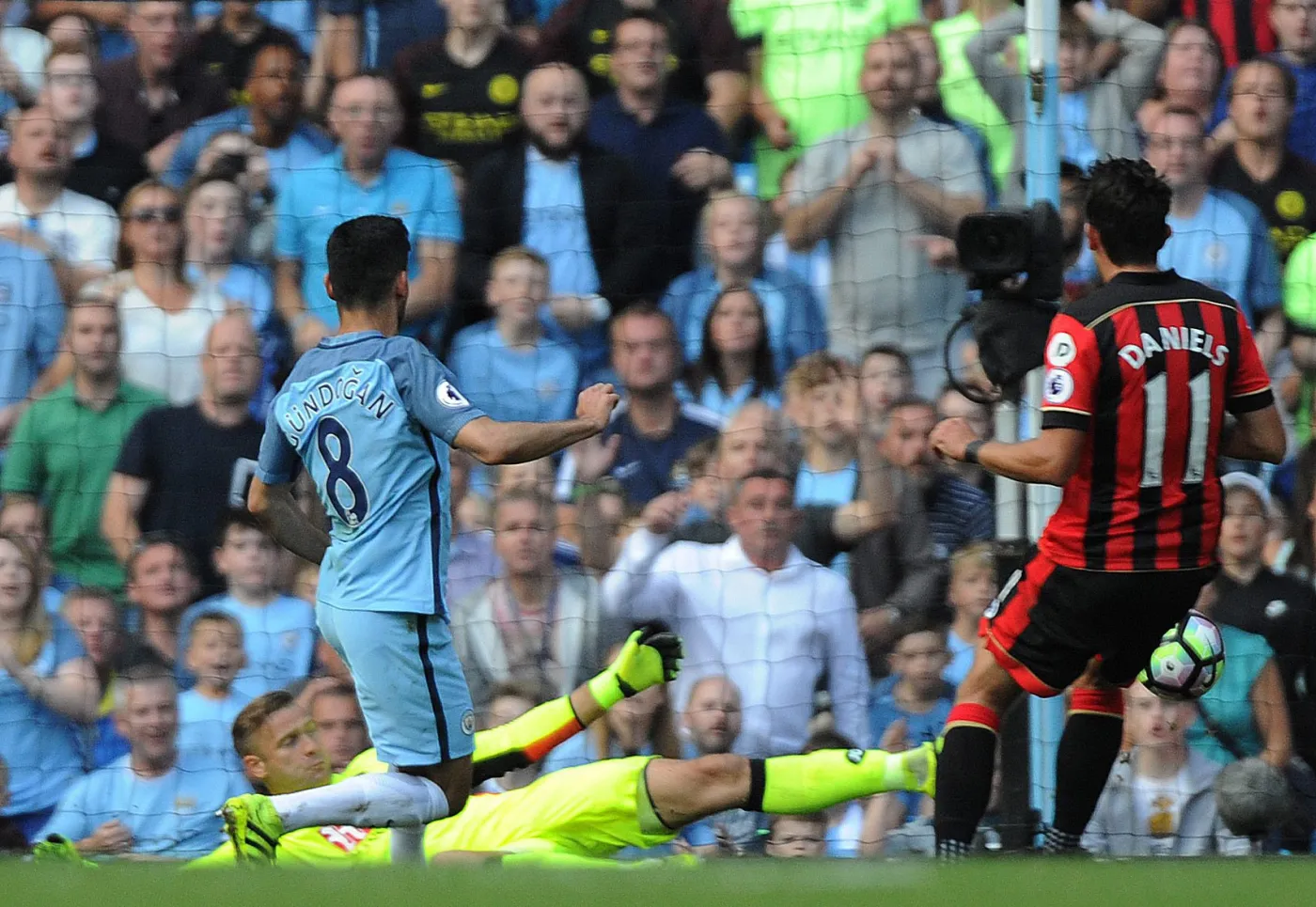 Artur Boruc (leży na murawie)