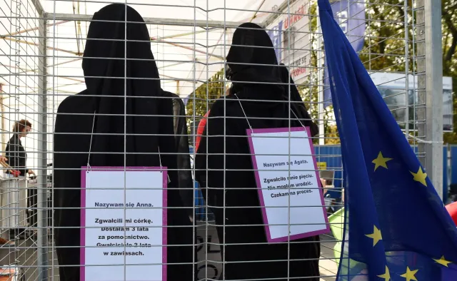 "Tu jest Polska, nie Salwador", "Nasze życie, nasze ciała". Przed Sejmem demonstracja "Za pięć dwunasta - Ratujmy Kobiety"