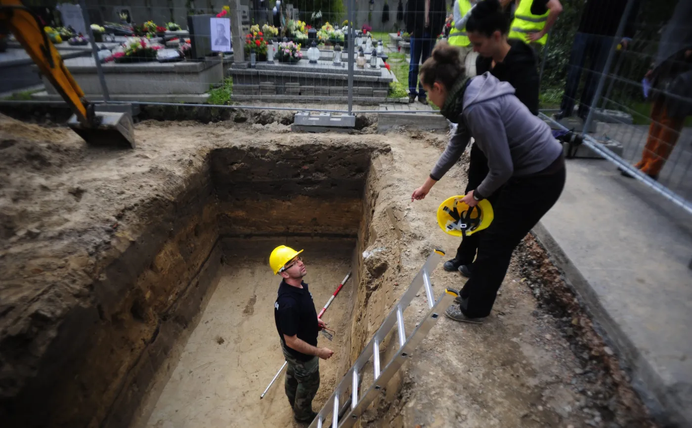 O kilka metrów od mogiły generała "Nila" i rotmistrza Pileckiego? IPN kopie na Powązkach