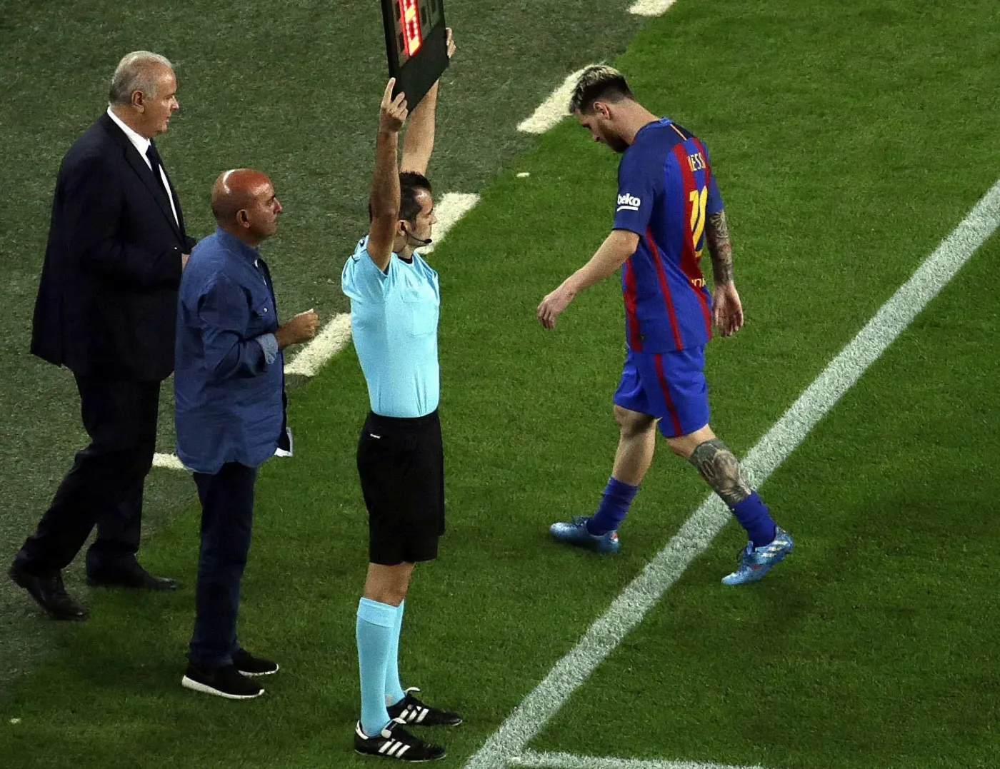 Lionel Messi opuszcza murawę