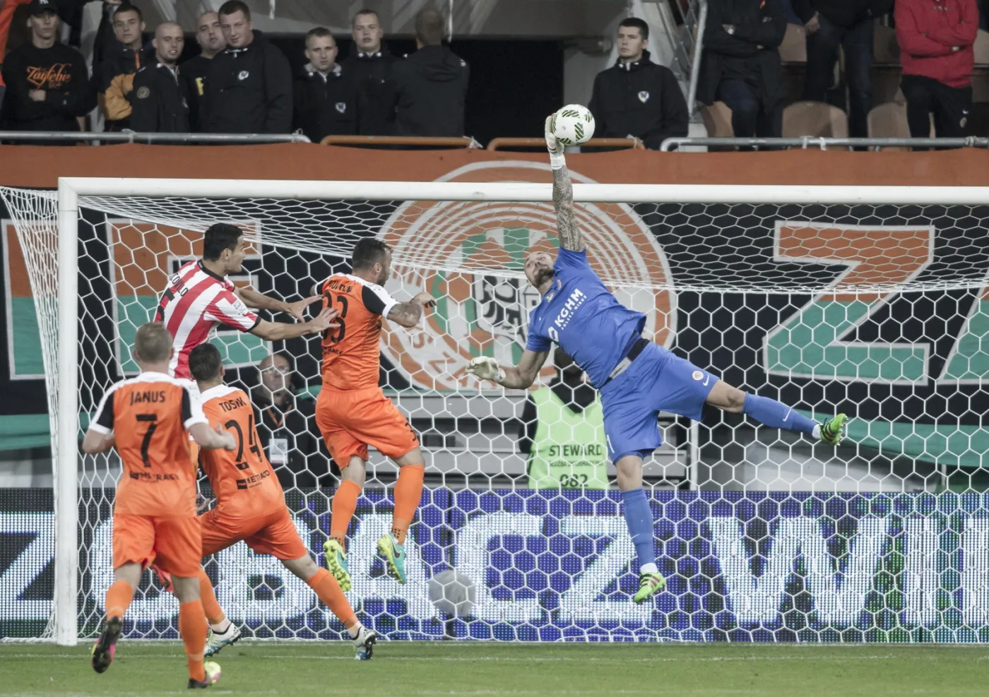 Bramkarz KGHM Zagłębie Lubin Martin Polacek (P) broni strzał zawodników Cracovii 