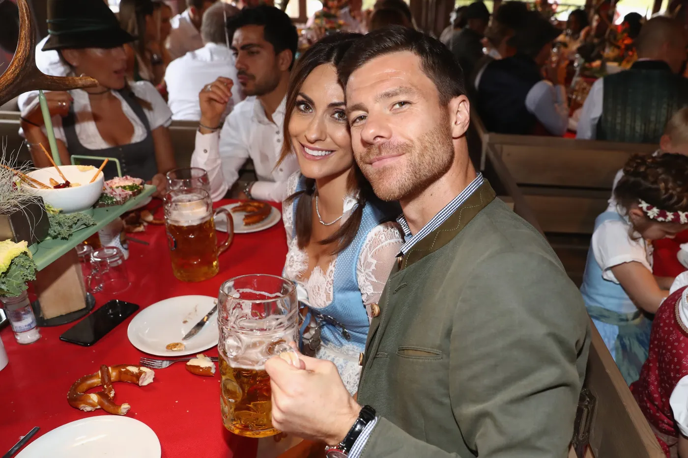 9495009-xabi-alonso-i-nagore-aramburo.jpg