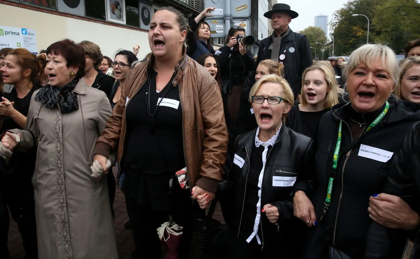 Czarny poniedziałek w obronie praw kobiet. Protest przed siedzibą PiS. ZDJĘCIA
