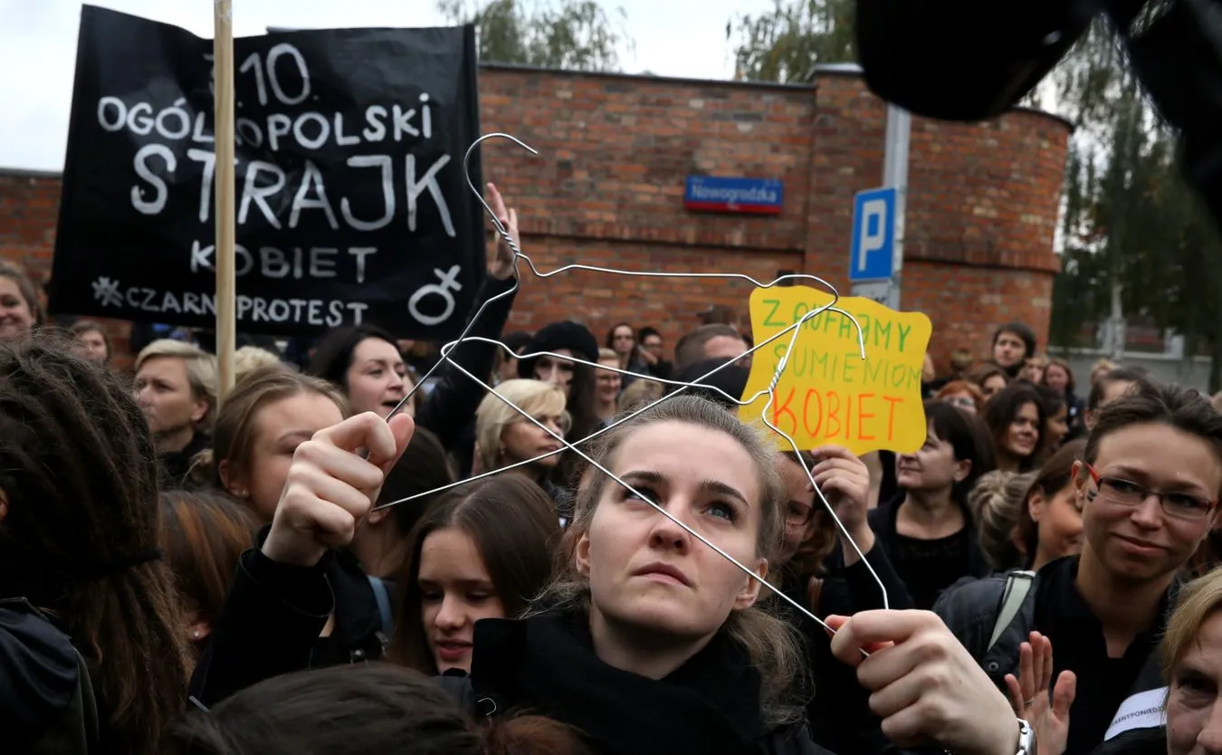 9496660-czarny-protest-przed-siedziba.jpg