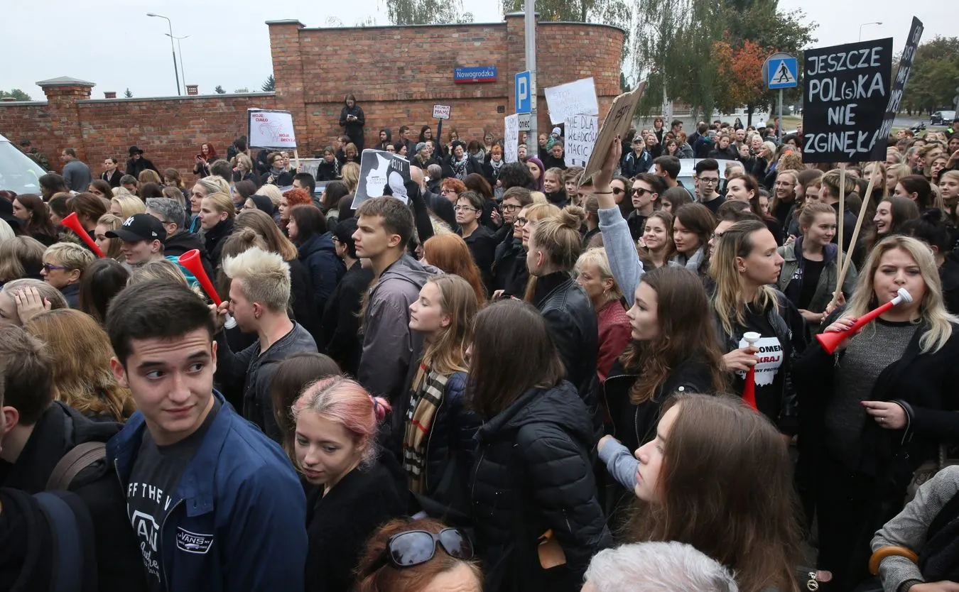 9496784-czarny-protest-przed-siedziba.jpg