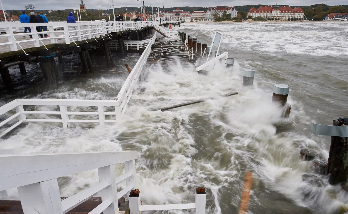 Sztorm na Bałtyku. Molo w Sopocie uszkodzone i zamknięte. ZDJĘCIA