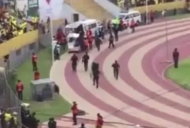 Enner Valencia ucieka karetką ze stadionu