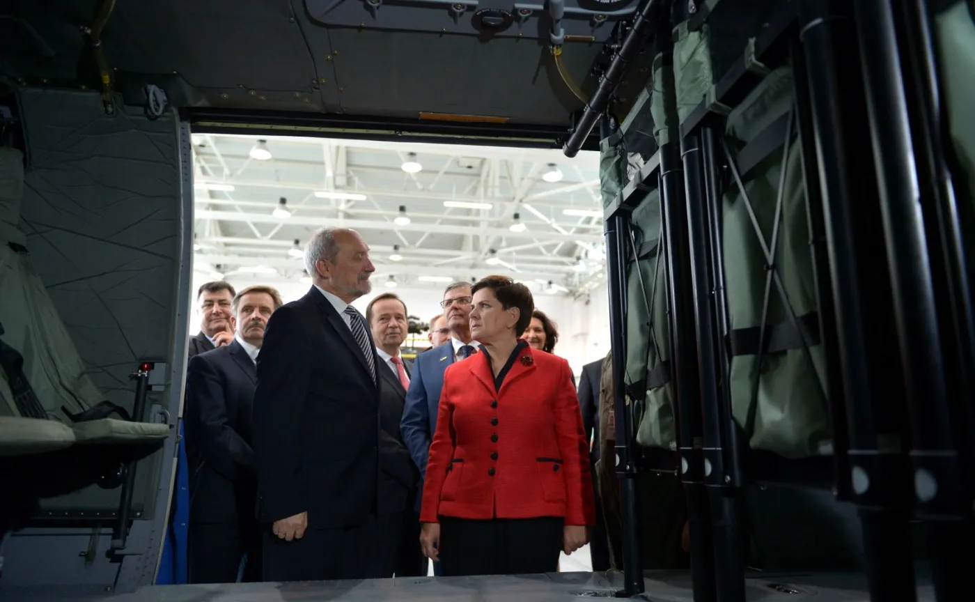 9518896-szydlo-i-macierewicz-ogladaja.jpg