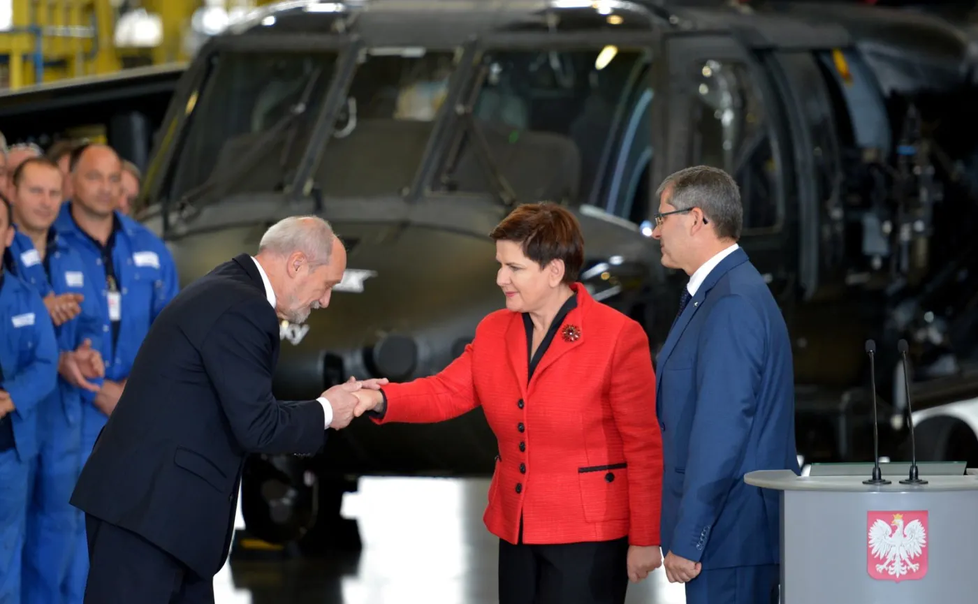 9519088-szydlo-i-macierewicz-ogladaja.jpg
