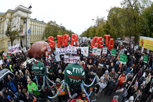 "Hop, hop, hop - CETA stop" i gigantyczny kurczak. Protest przeciwko CETA i TTIP
