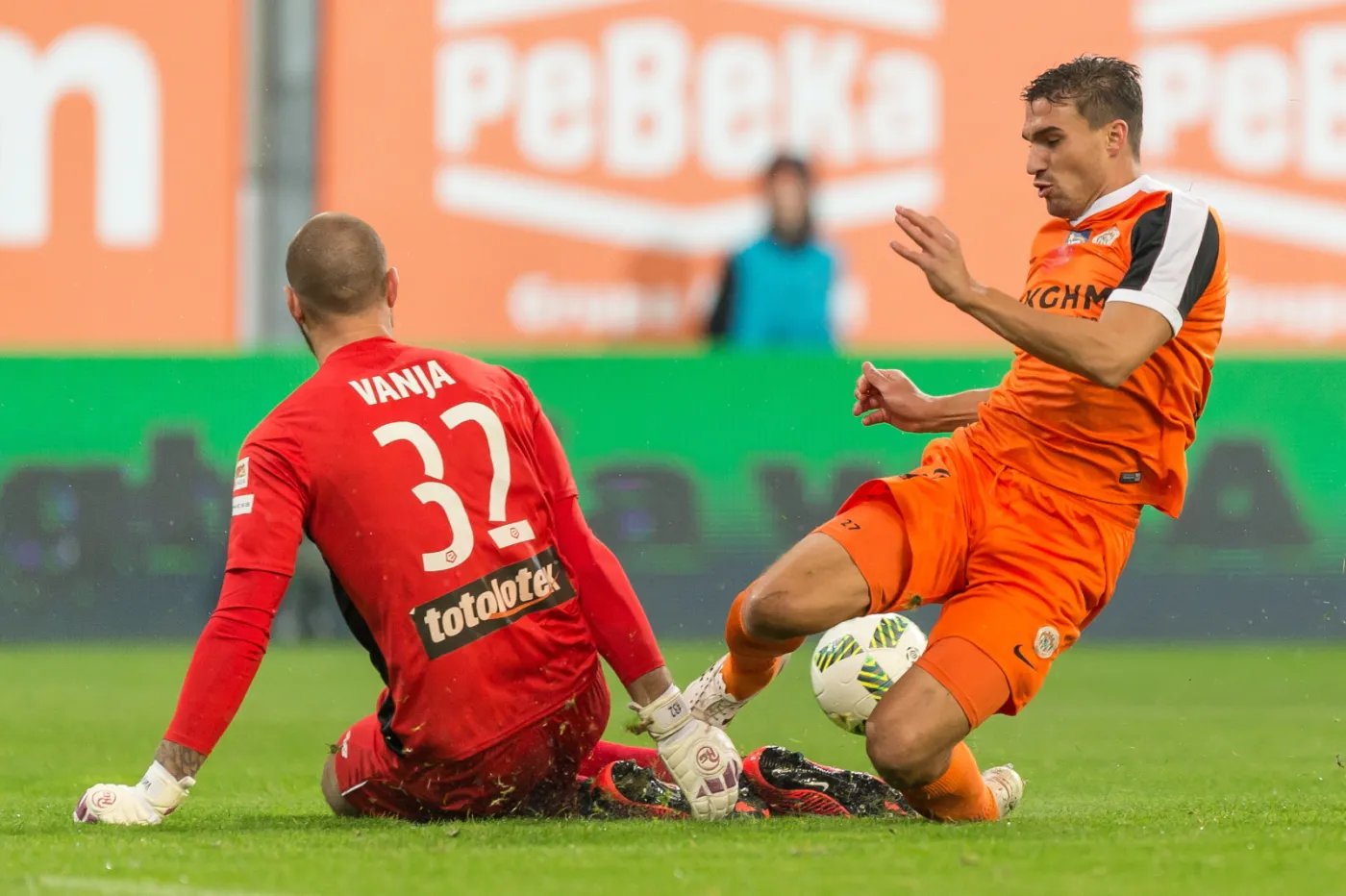 Zawodnik KGHM Zagłębia Lubin Michal Papadopulos (P) i bramkarz Lechii Gdańsk Vanja Milinkovic-Savic