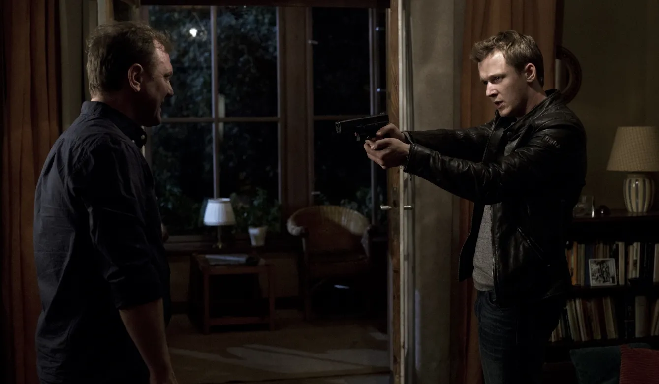 Filip Pławiak i Andrzej Chyra w filmie Arkadiusza Jakubika "Prosta historia o morderstwie"