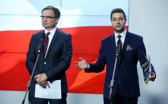 Patryk Jaki założy pseudokibicom "bransoletki"? Nie wyklucza dozoru elektronicznego